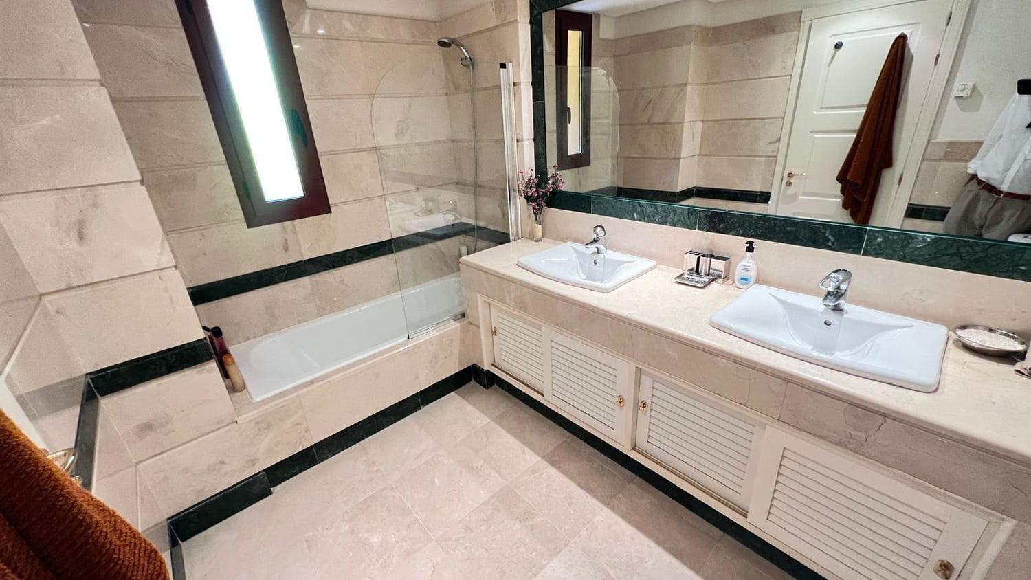 Apartamento de 3 habitaciones en Bahía de Marbella en alquiler con piscina garaje - 2.500 € (Ref: 10042447)