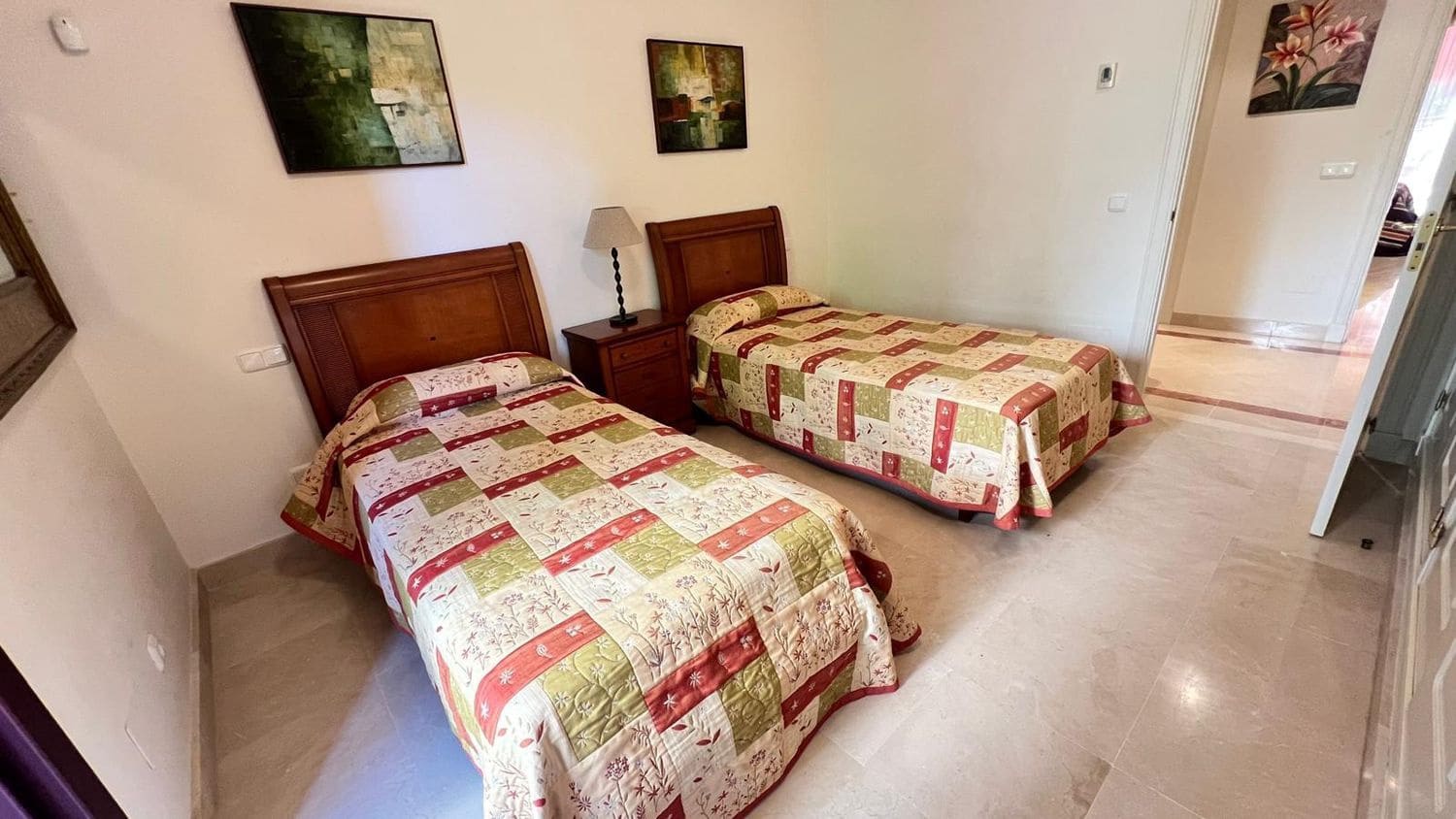 Apartamento de 3 habitaciones en Bahía de Marbella en alquiler con piscina garaje - 2.500 € (Ref: 10042447)