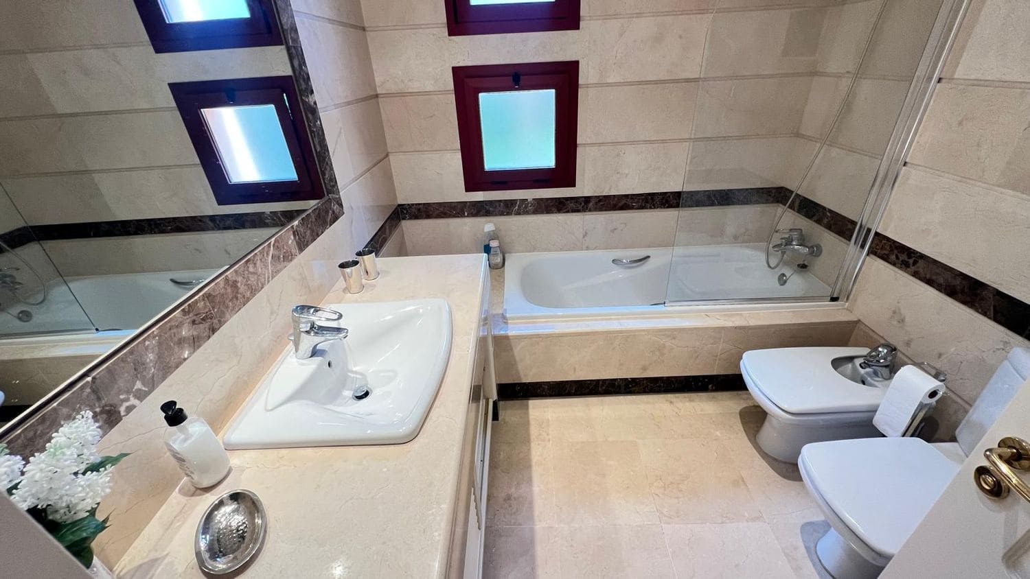 Apartamento de 3 habitaciones en Bahía de Marbella en alquiler con piscina garaje - 2.500 € (Ref: 10042447)