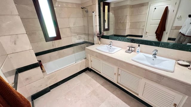 3 sovrum Lägenhet att hyra i Bahía de Marbella, Marbella - 2 500 € (Ref: 10042447)