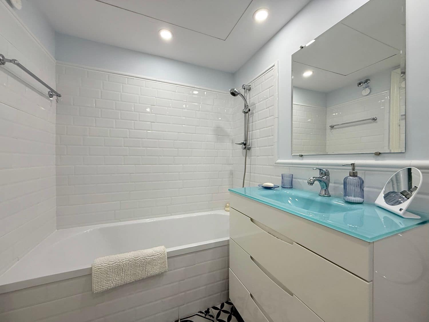3 soveværelse Byhus til leje i Nueva Andalucia med swimmingpool garage - € 3.000 (Ref: 10077562)