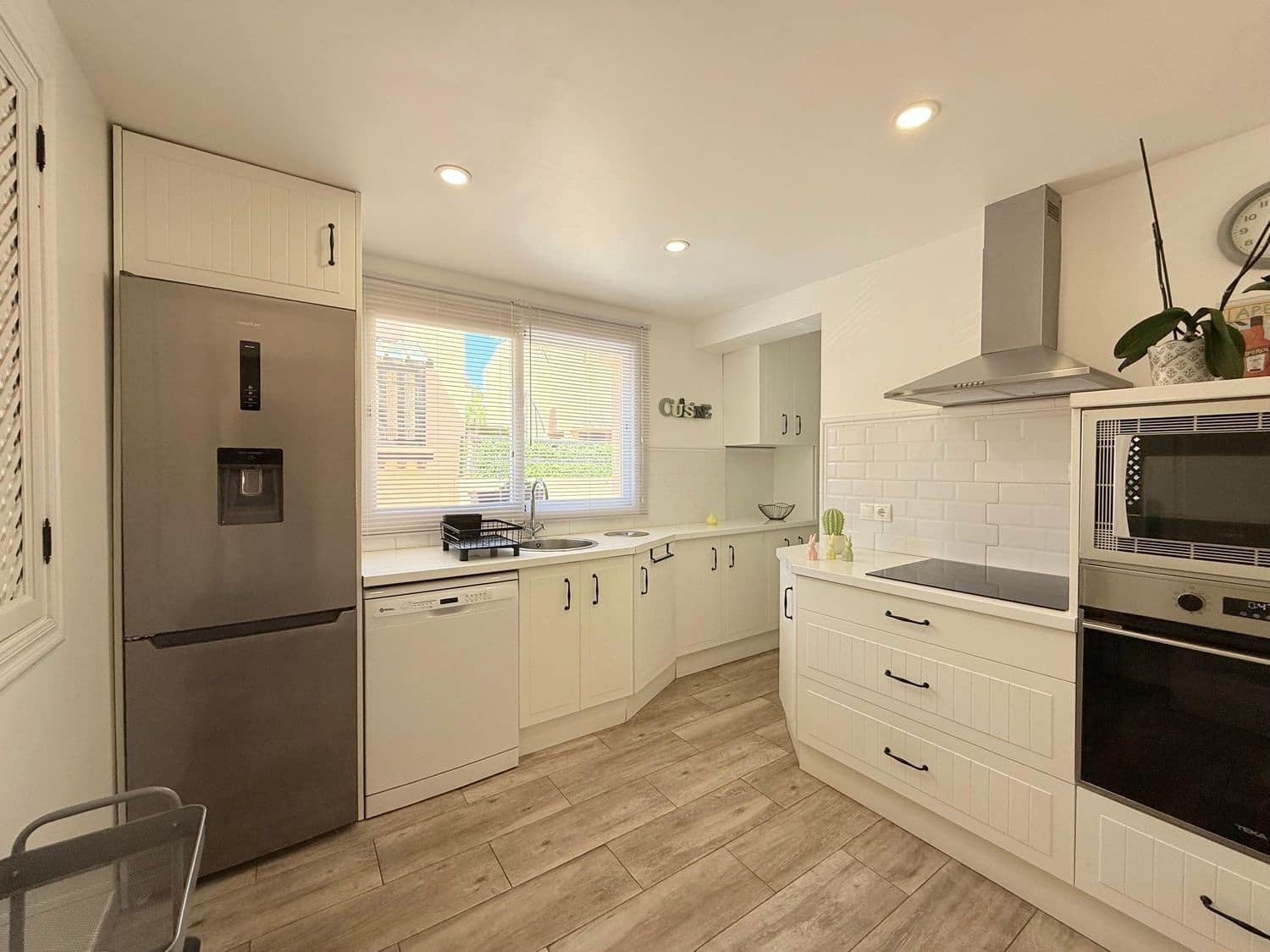 3 soveværelse Byhus til leje i Nueva Andalucia med swimmingpool garage - € 3.000 (Ref: 10077562)