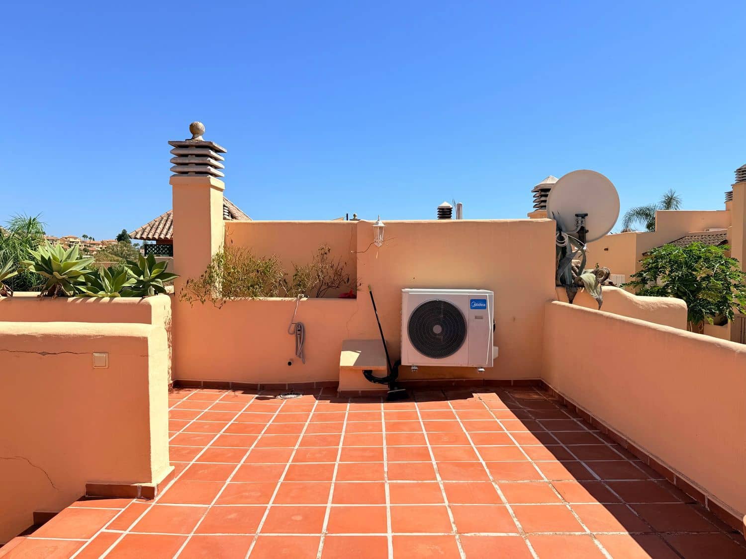3 soveværelse Byhus til leje i Nueva Andalucia med swimmingpool garage - € 3.000 (Ref: 10077562)