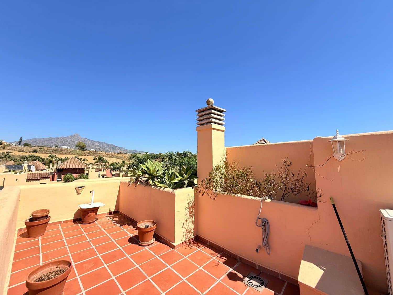 3 soveværelse Byhus til leje i Nueva Andalucia med swimmingpool garage - € 3.000 (Ref: 10077562)