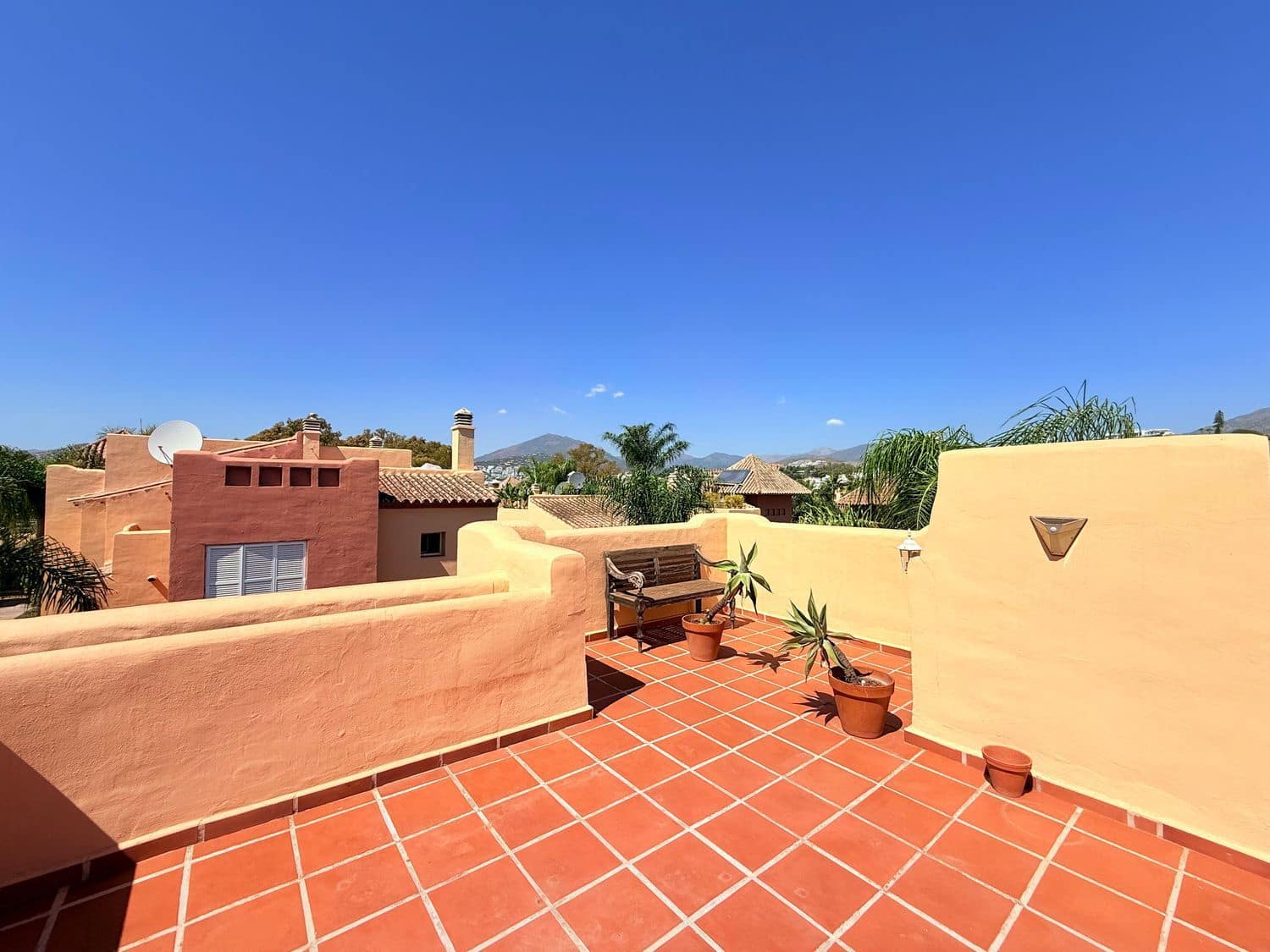 3 soveværelse Byhus til leje i Nueva Andalucia med swimmingpool garage - € 3.000 (Ref: 10077562)