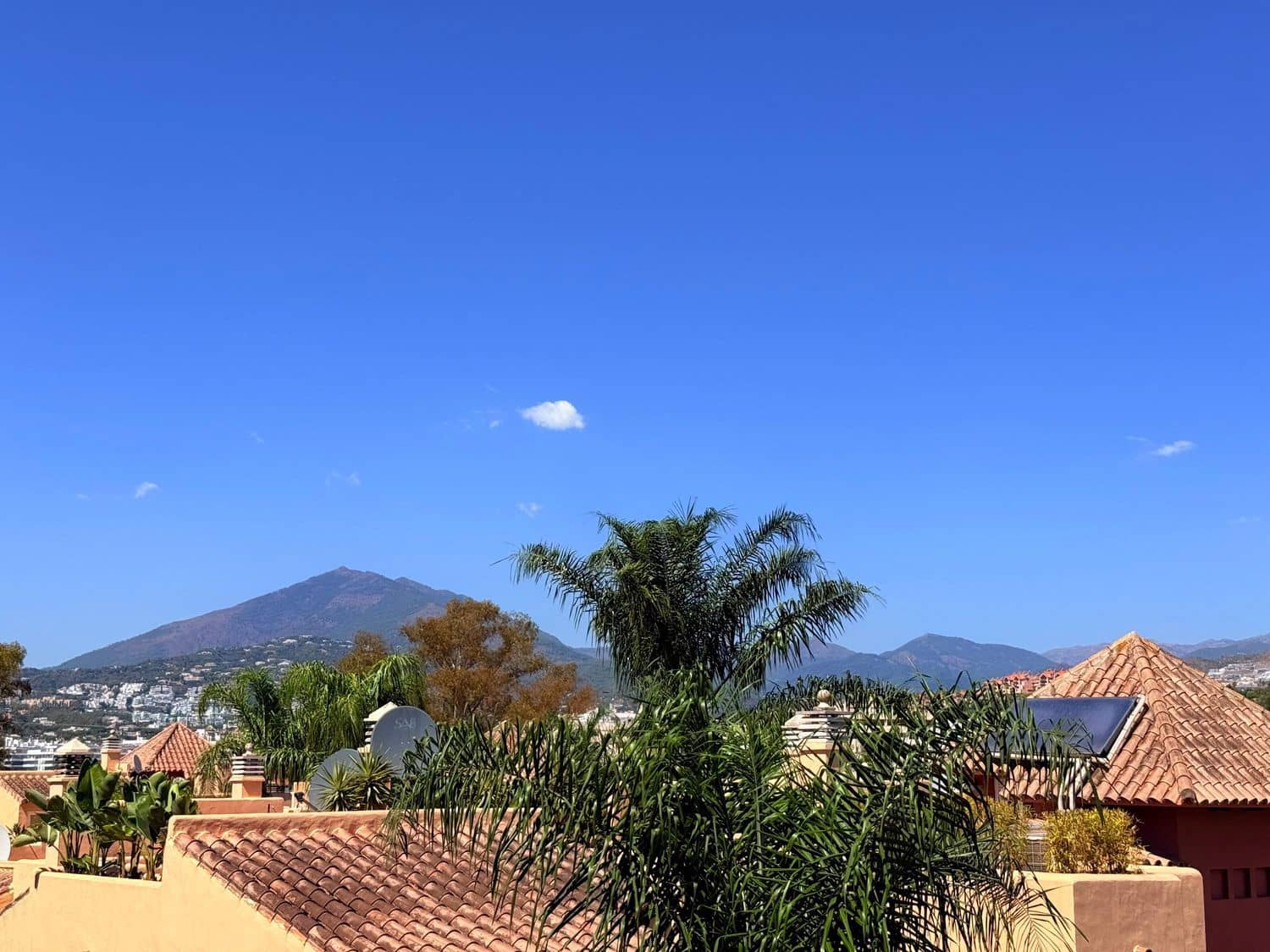 3 soveværelse Byhus til leje i Nueva Andalucia med swimmingpool garage - € 3.000 (Ref: 10077562)