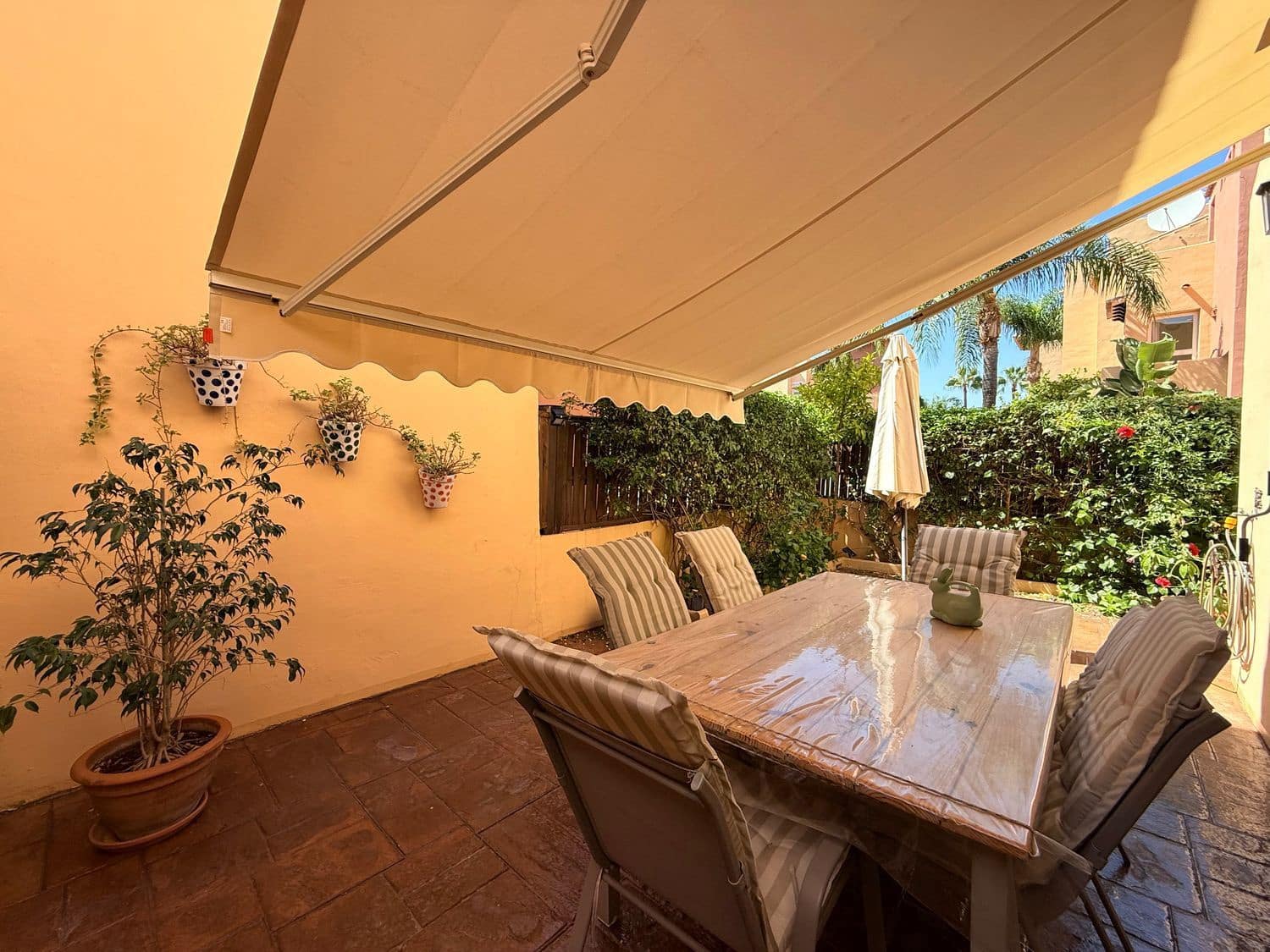 3 soveværelse Byhus til leje i Nueva Andalucia med swimmingpool garage - € 3.000 (Ref: 10077562)