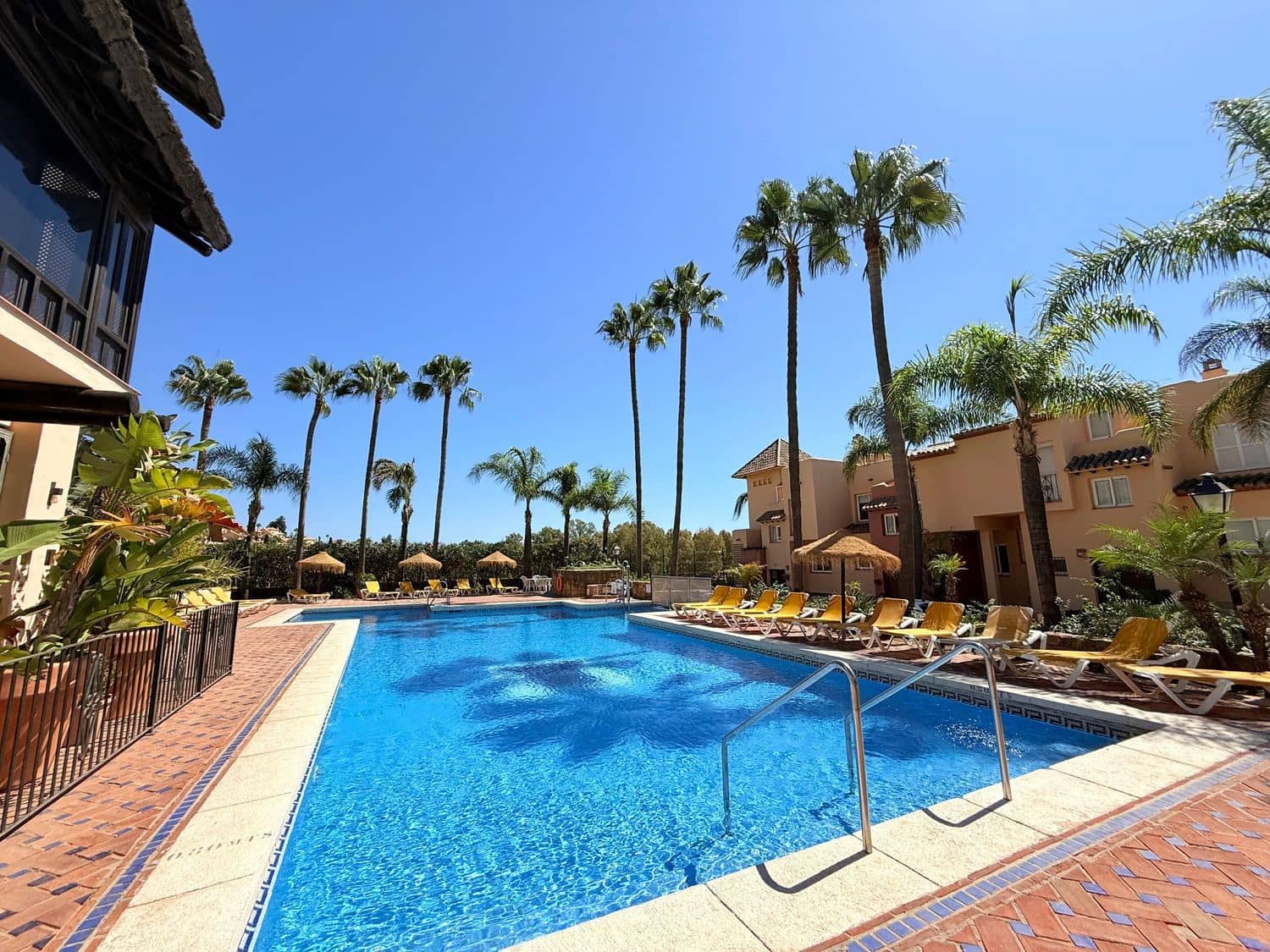 3 soveværelse Byhus til leje i Nueva Andalucia med swimmingpool garage - € 3.000 (Ref: 10077562)