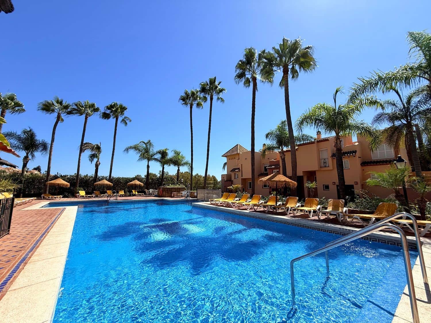 3 soveværelse Byhus til leje i Nueva Andalucia med swimmingpool garage - € 3.000 (Ref: 10077562)