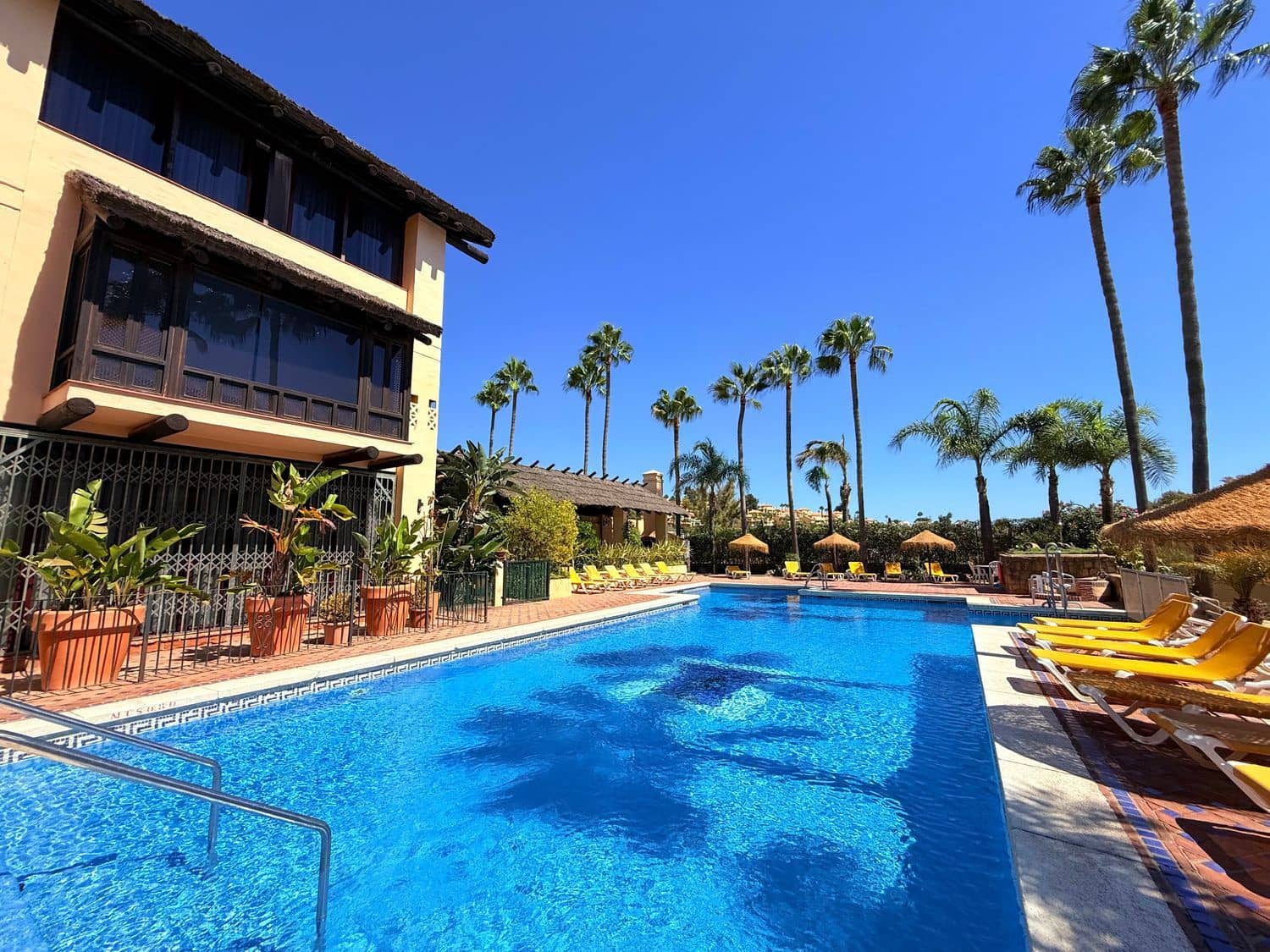 3 soveværelse Byhus til leje i Nueva Andalucia med swimmingpool garage - € 3.000 (Ref: 10077562)