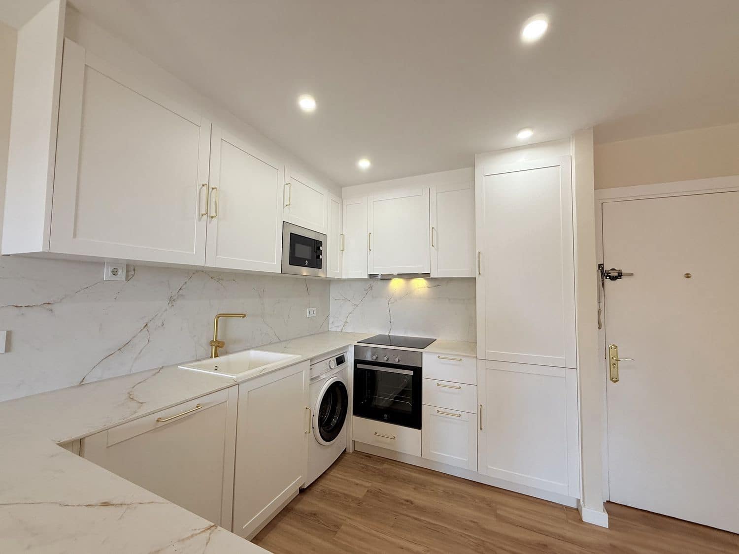 2 bedroom Apartment for sale in Marbella with pool garage - € 830,000 (Ref: 10141578)