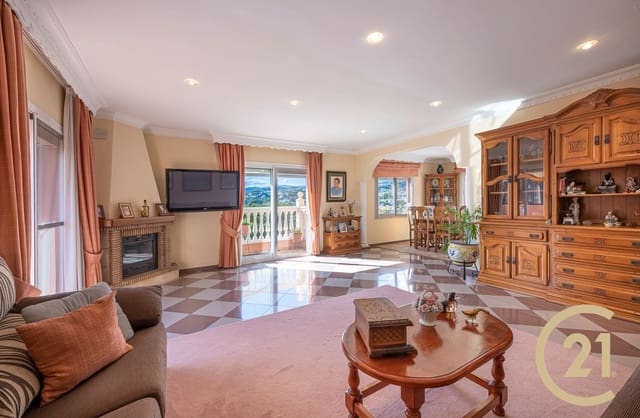 4 quarto Casa em Banda para venda em San Pedro de Alcántara Pueblo, Marbella com garagem - 637 000 € (Ref: 8910882)