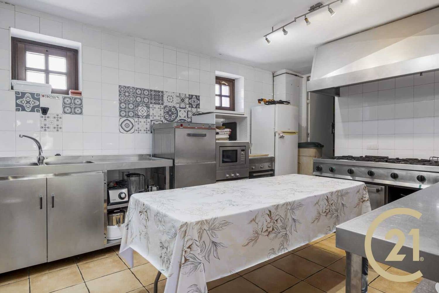 9 soveværelse Hotel til salg i Cortes de la Frontera med swimmingpool garage - € 975.000 (Ref: 8936519)