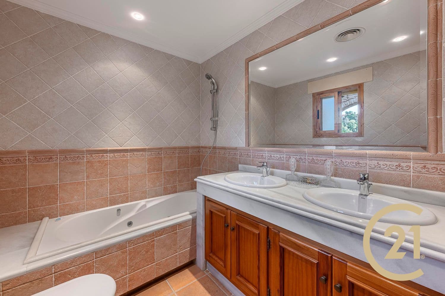 5 slaapkamer Huis te koop in La Quinta met zwembad garage - € 1.980.000 (Ref: 9106341)