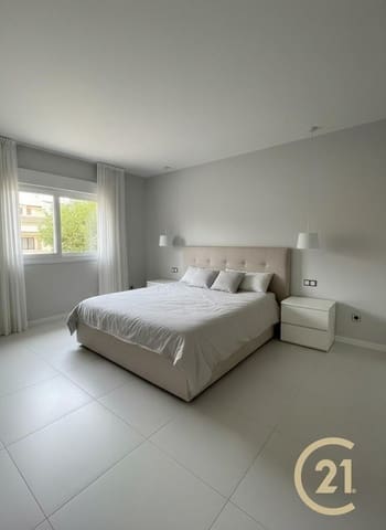 Apartamento de 3 habitaciones en El Paraiso, Estepona en venta con piscina garaje - 515.000 € (Ref: 9336900)