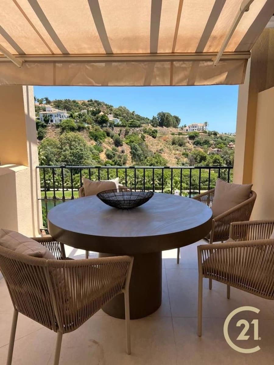 4 sypialnia Apartament do wynajęcia w La Quinta z basenem garażem - 3 700 € (Ref: 9451984)