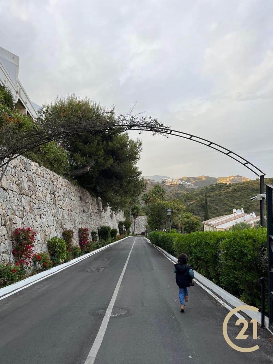 4 sypialnia Apartament do wynajęcia w La Quinta z basenem garażem - 3 700 € (Ref: 9451984)