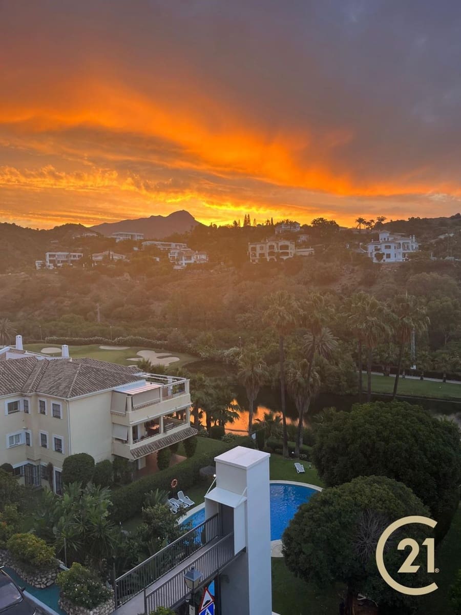 4 sypialnia Apartament do wynajęcia w La Quinta z basenem garażem - 3 700 € (Ref: 9451984)