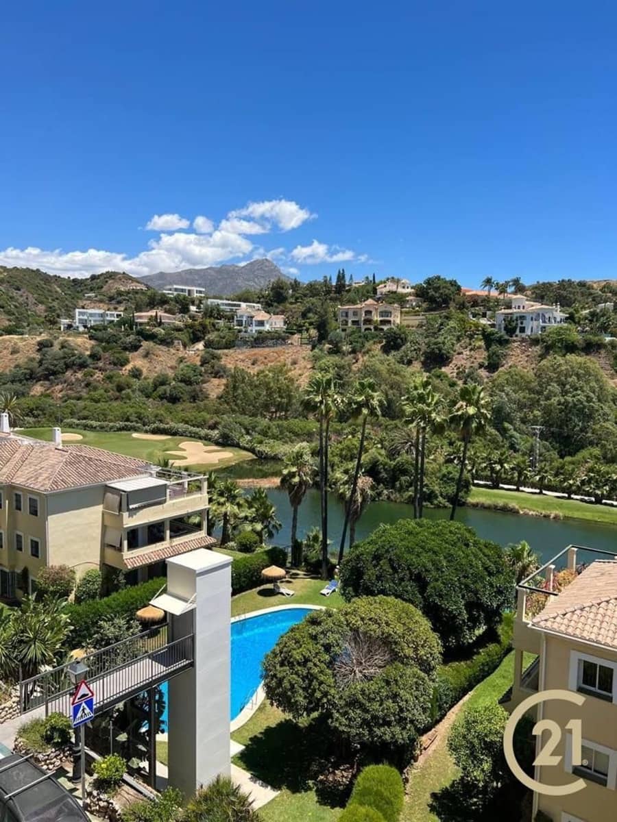 4 sypialnia Apartament do wynajęcia w La Quinta z basenem garażem - 3 700 € (Ref: 9451984)