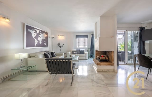 4 soveværelse Byhus til leje i La Dama de Noche - La Alzambra, Marbella med swimmingpool garage - € 3.000 (Ref: 9551024)