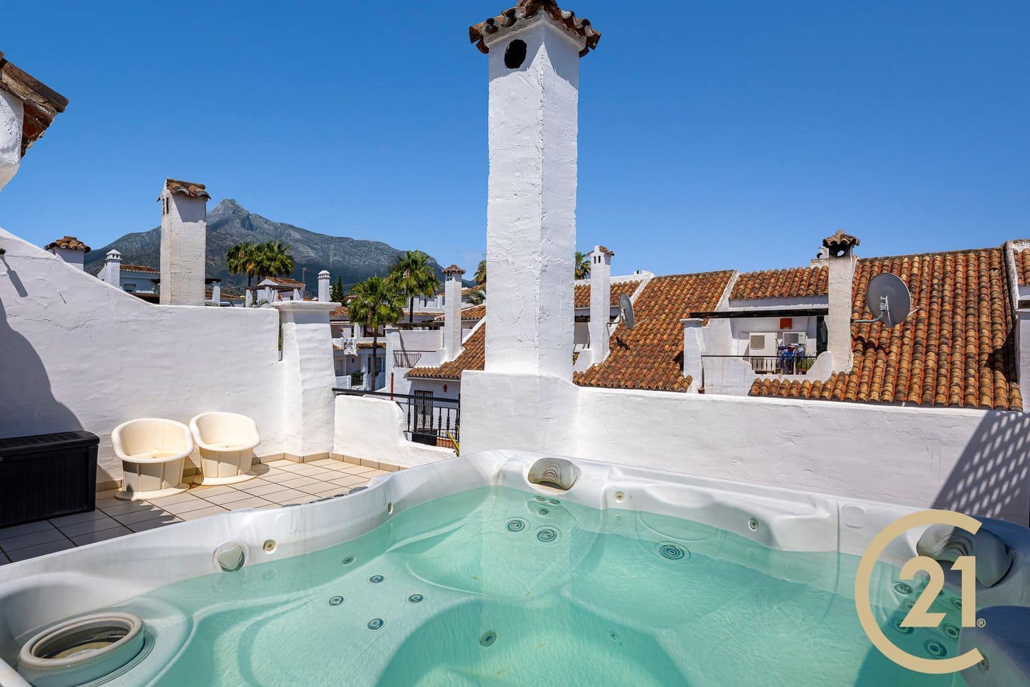 4 soveværelse Byhus til leje i Nueva Andalucia med swimmingpool garage - € 3.000 (Ref: 9551024)