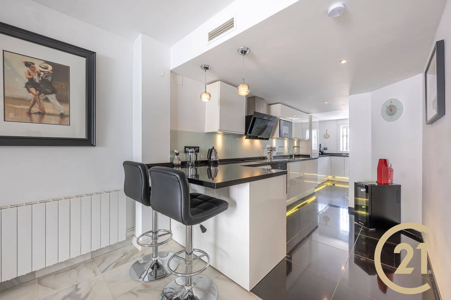 4 soveværelse Byhus til leje i Nueva Andalucia med swimmingpool garage - € 3.000 (Ref: 9551024)