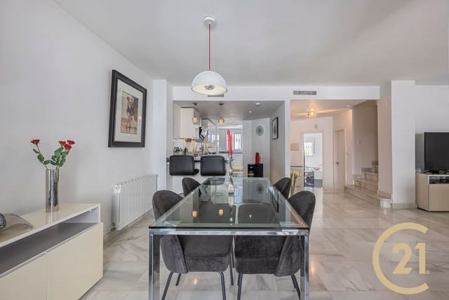 4 soveværelse Byhus til leje i La Dama de Noche - La Alzambra, Marbella med swimmingpool garage - € 3.000 (Ref: 9551024)