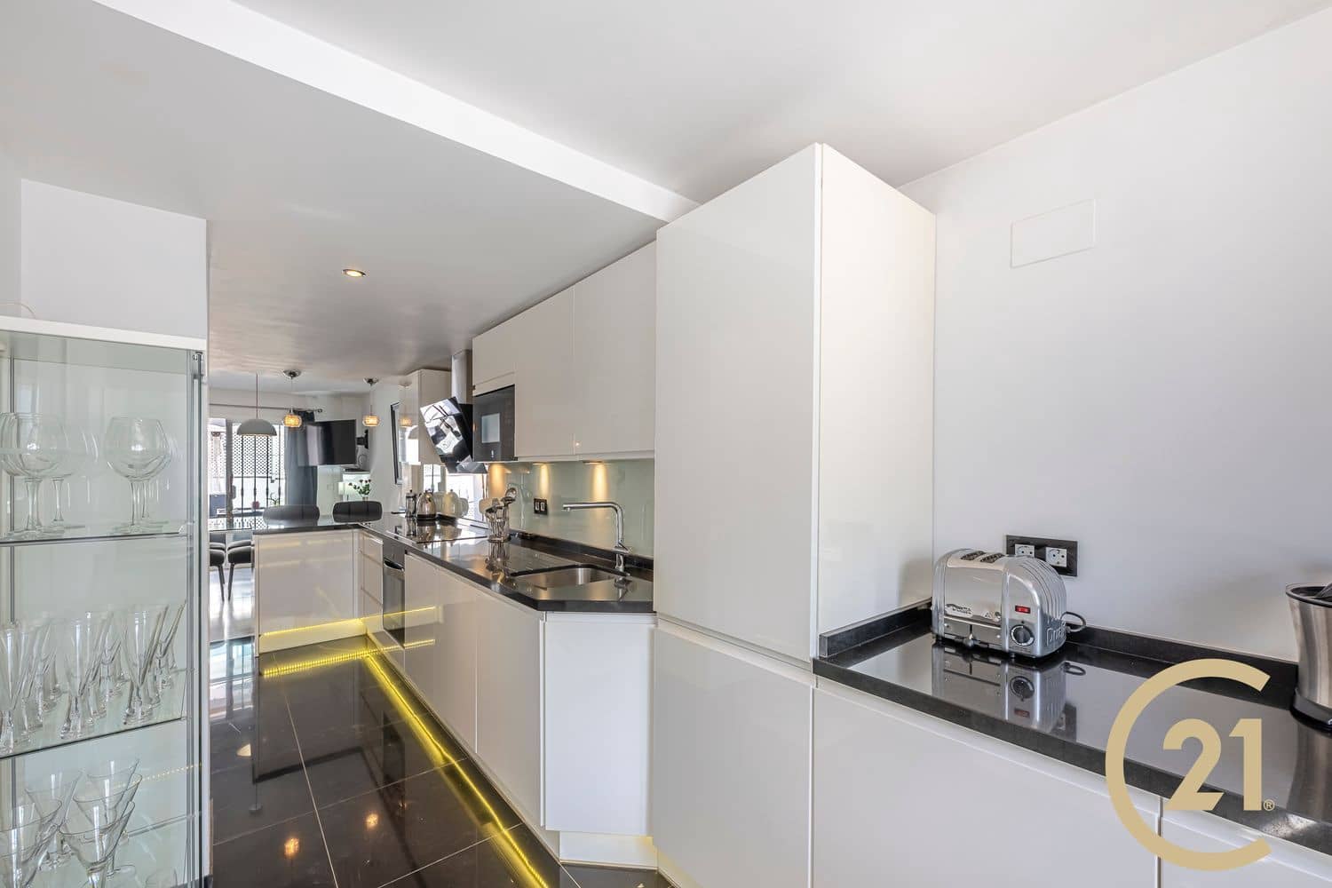 4 soveværelse Byhus til leje i Nueva Andalucia med swimmingpool garage - € 3.000 (Ref: 9551024)