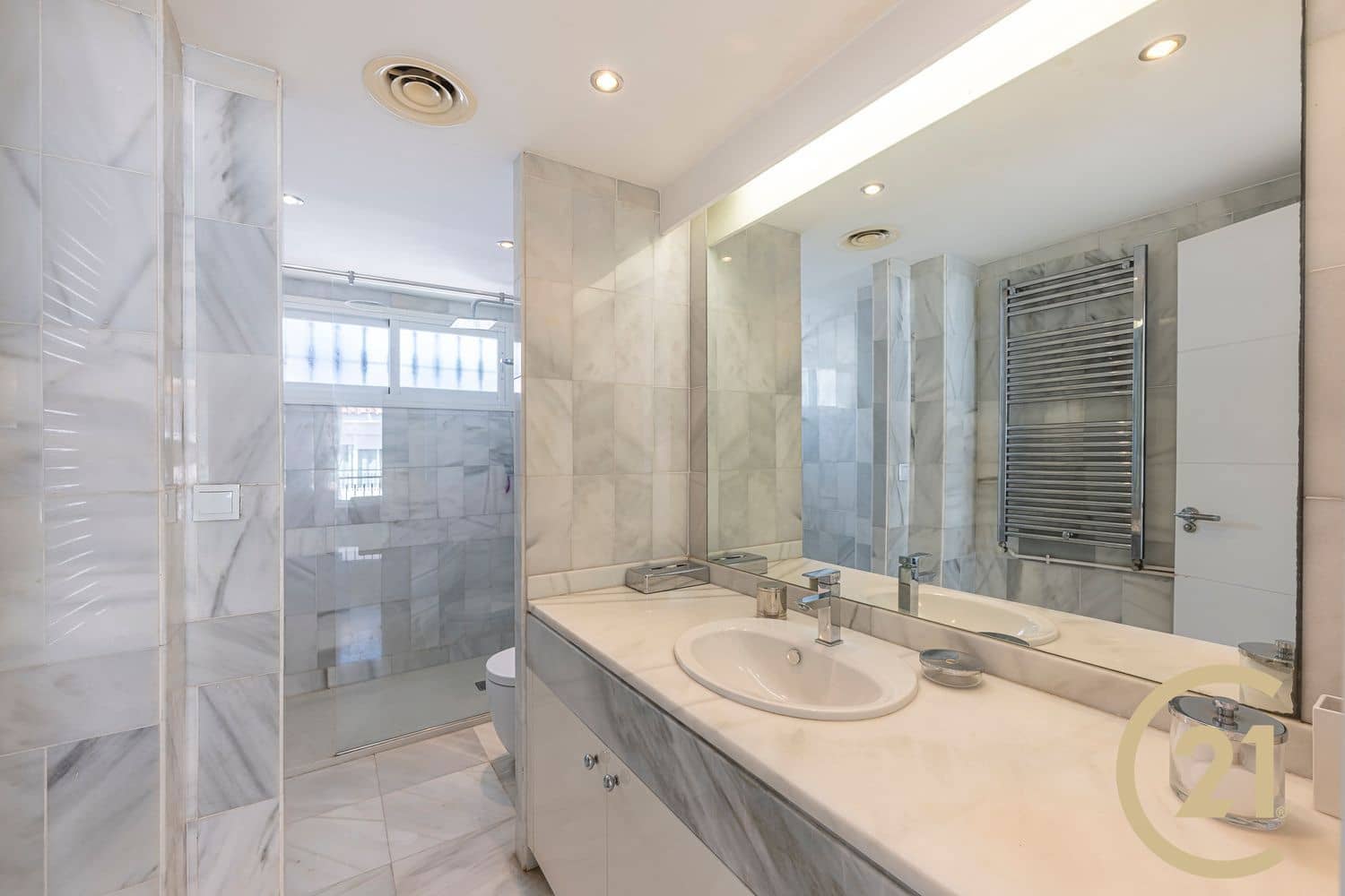 4 soveværelse Byhus til leje i Nueva Andalucia med swimmingpool garage - € 3.000 (Ref: 9551024)