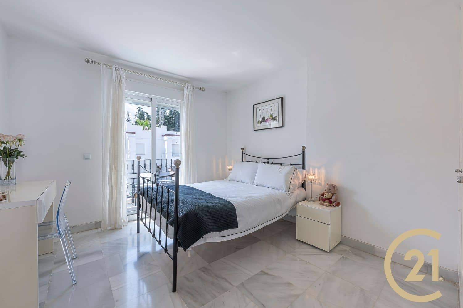 4 soveværelse Byhus til leje i Nueva Andalucia med swimmingpool garage - € 3.000 (Ref: 9551024)