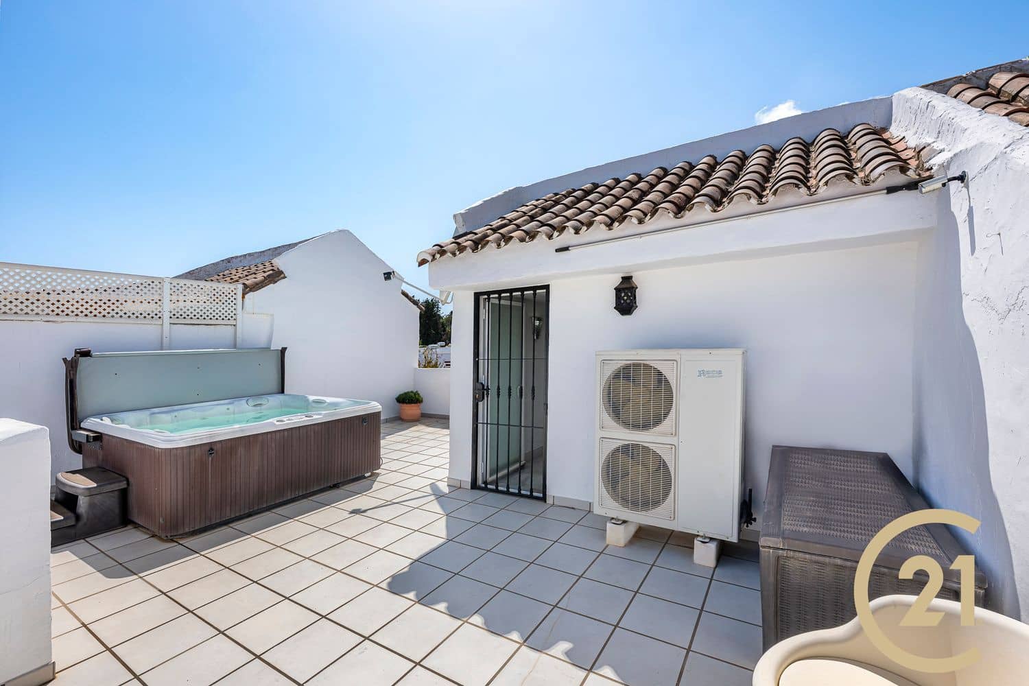 4 soveværelse Byhus til leje i Nueva Andalucia med swimmingpool garage - € 3.000 (Ref: 9551024)