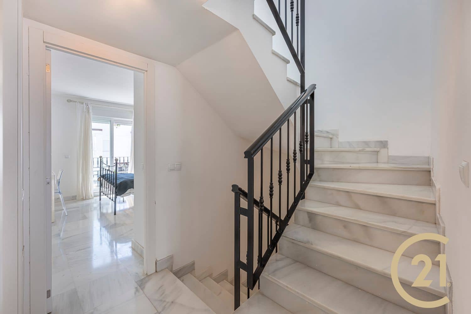 4 soveværelse Byhus til leje i Nueva Andalucia med swimmingpool garage - € 3.000 (Ref: 9551024)