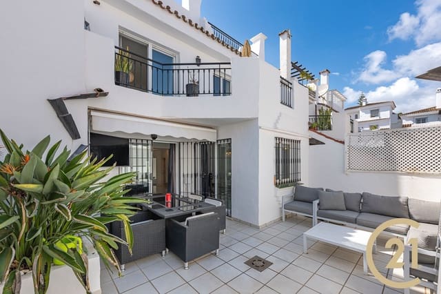 4 soveværelse Byhus til leje i La Dama de Noche - La Alzambra, Marbella med swimmingpool garage - € 3.000 (Ref: 9551024)