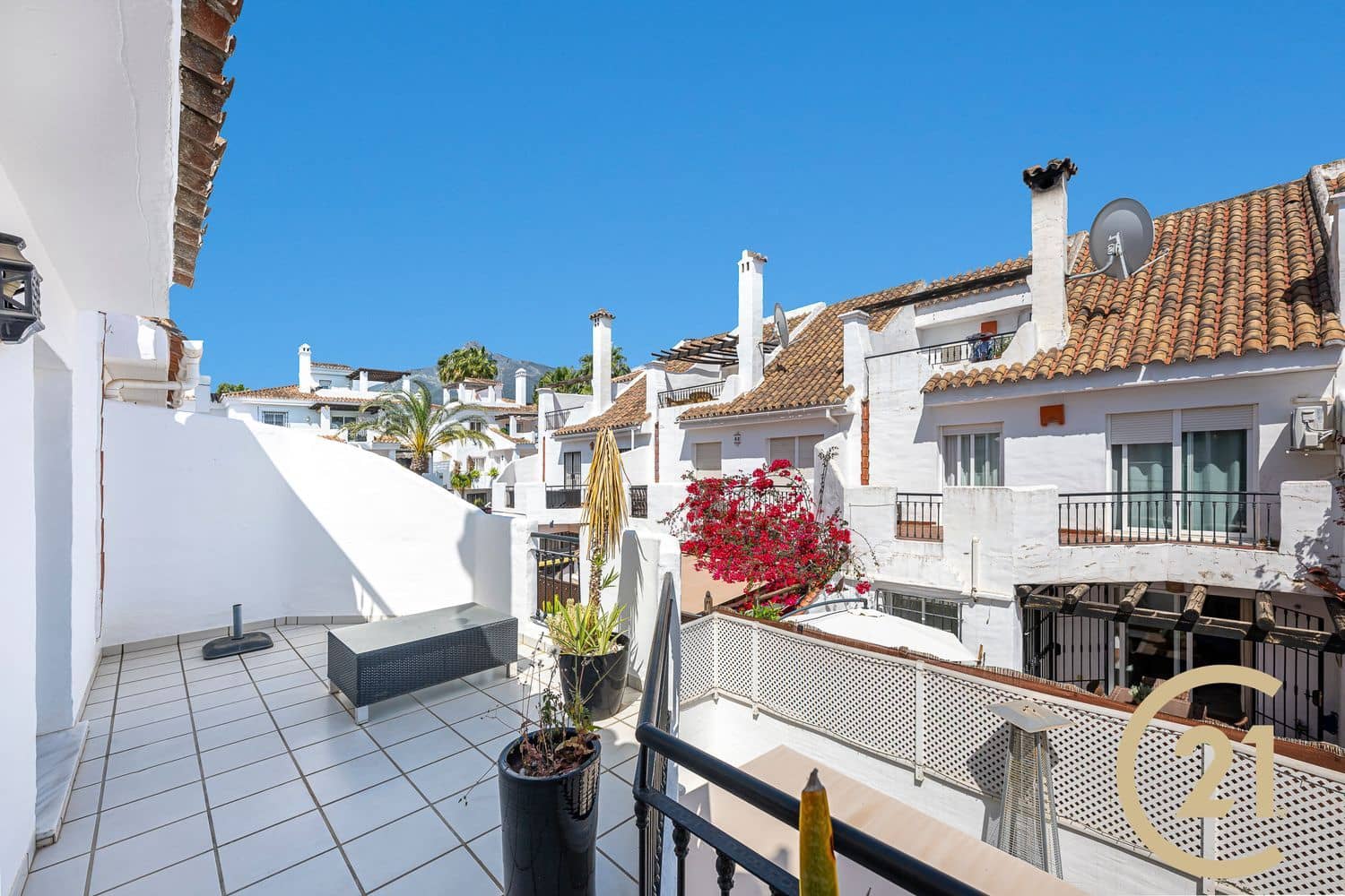 4 soveværelse Byhus til leje i Nueva Andalucia med swimmingpool garage - € 3.000 (Ref: 9551024)
