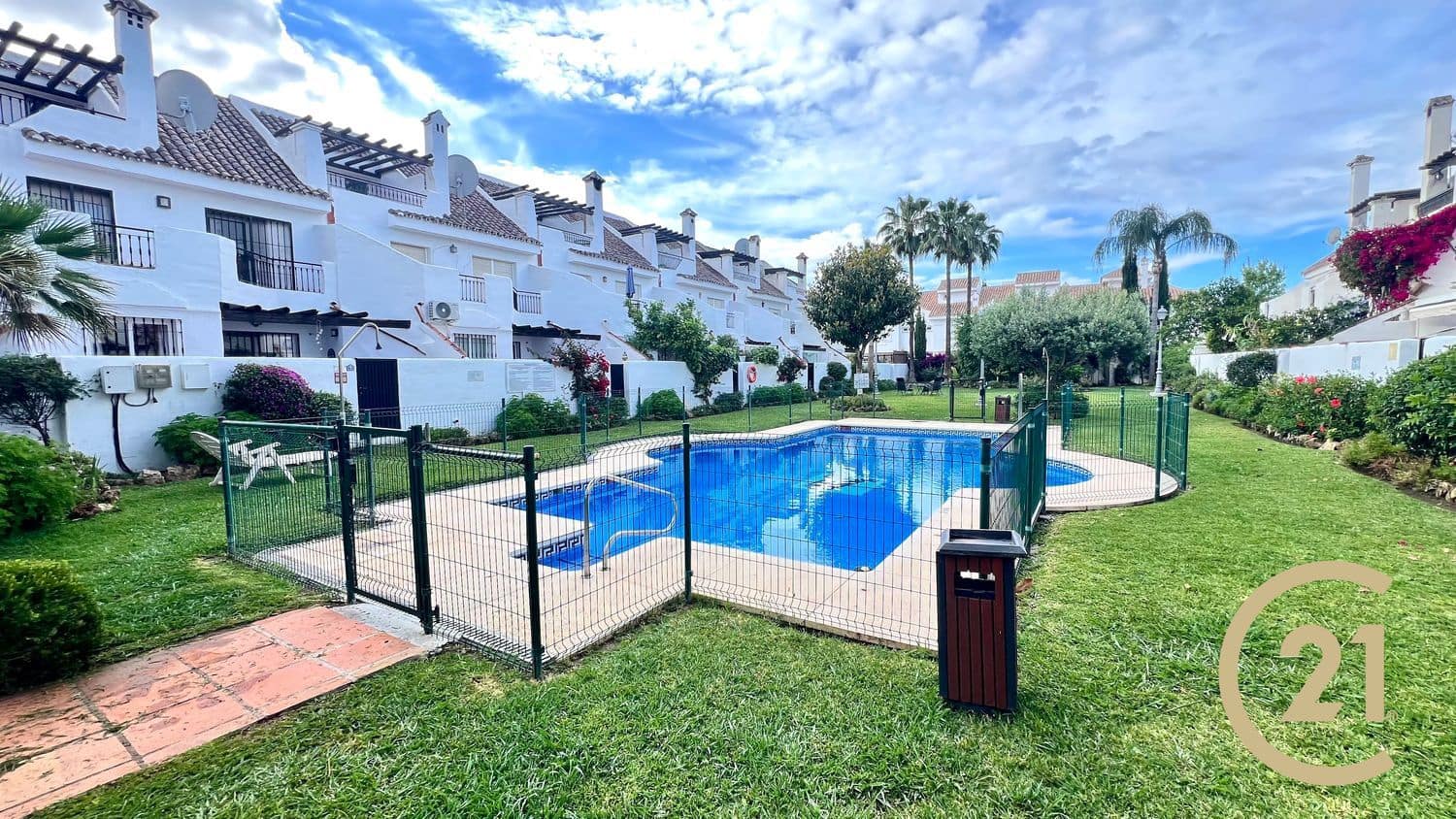 4 soveværelse Byhus til leje i Nueva Andalucia med swimmingpool garage - € 3.000 (Ref: 9551024)