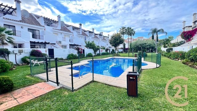 4 soveværelse Byhus til leje i La Dama de Noche - La Alzambra, Marbella med swimmingpool garage - € 3.000 (Ref: 9551024)