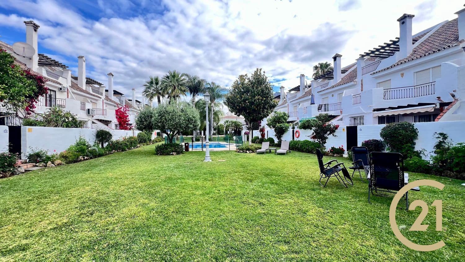 4 soveværelse Byhus til leje i Nueva Andalucia med swimmingpool garage - € 3.000 (Ref: 9551024)