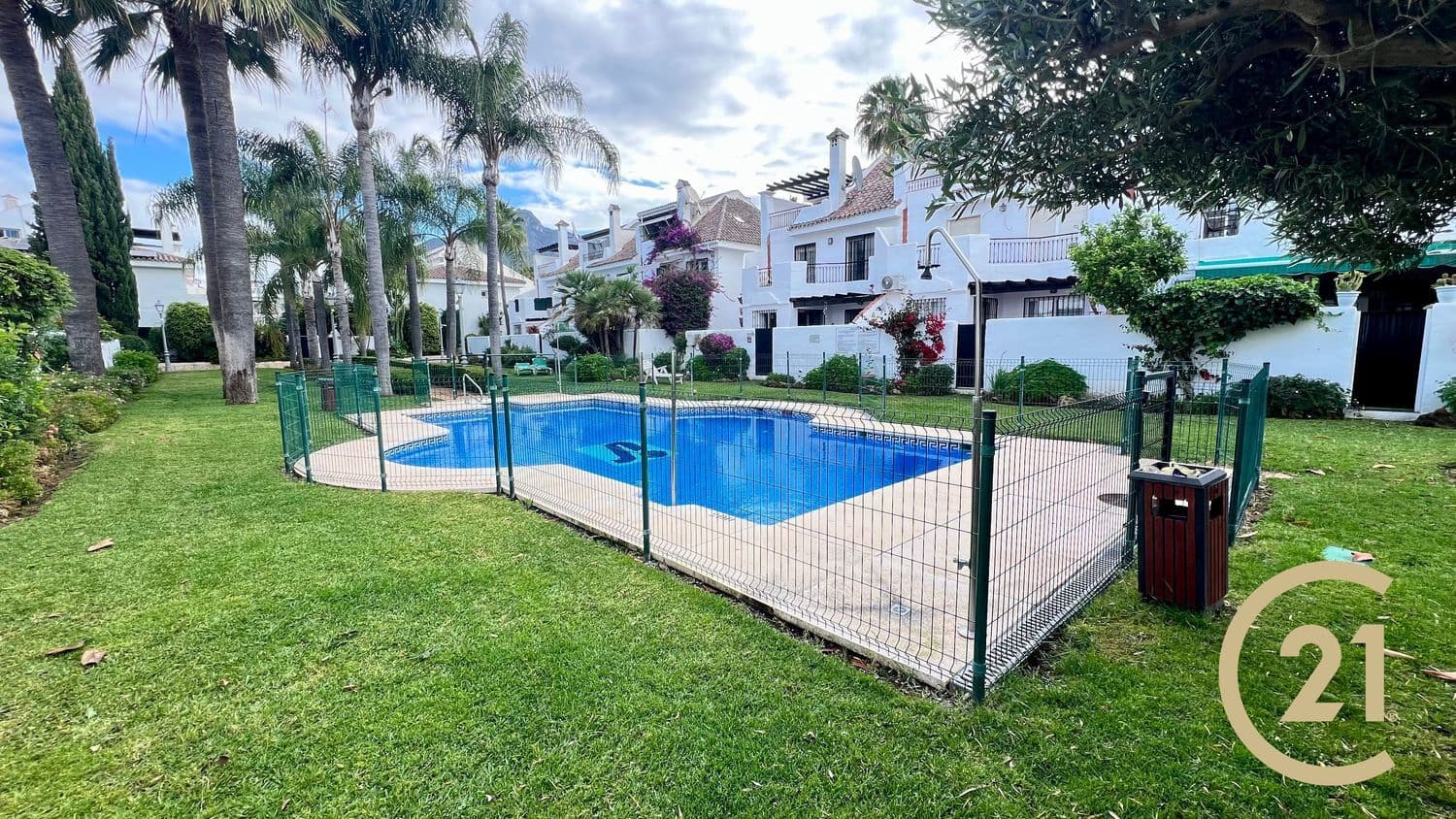 4 soveværelse Byhus til leje i Nueva Andalucia med swimmingpool garage - € 3.000 (Ref: 9551024)