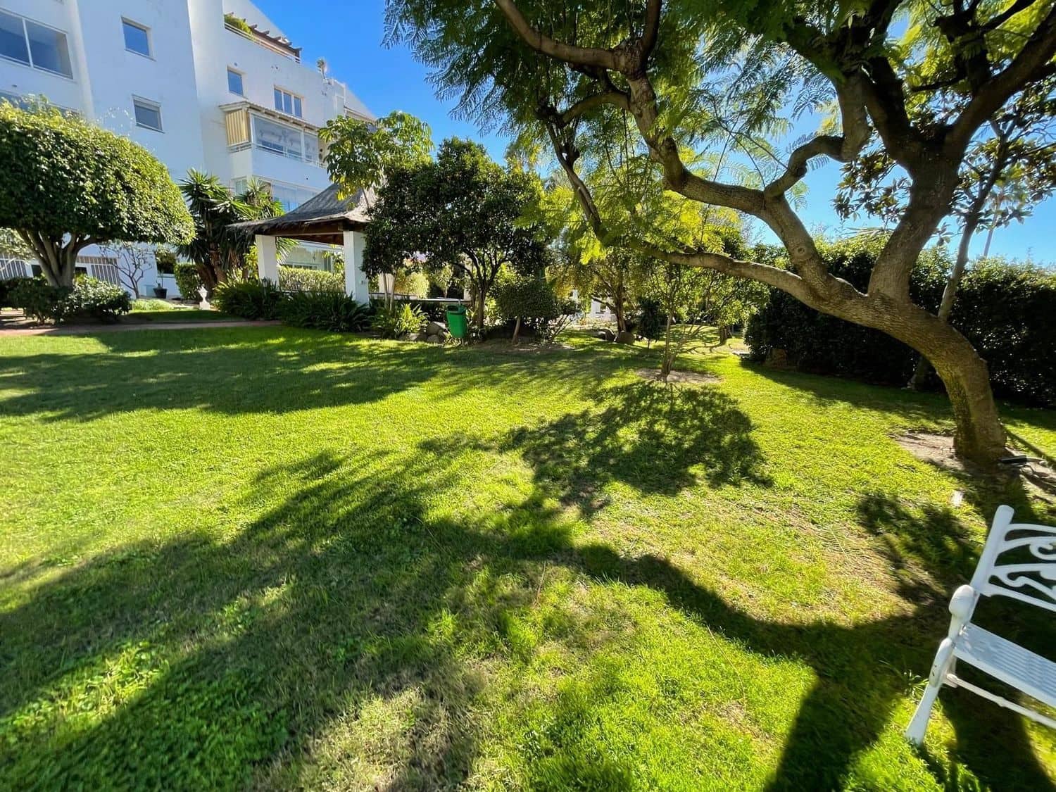 2 soveværelse Lejlighed til leje i El Paraiso med swimmingpool garage - € 2.250 (Ref: 9585910)