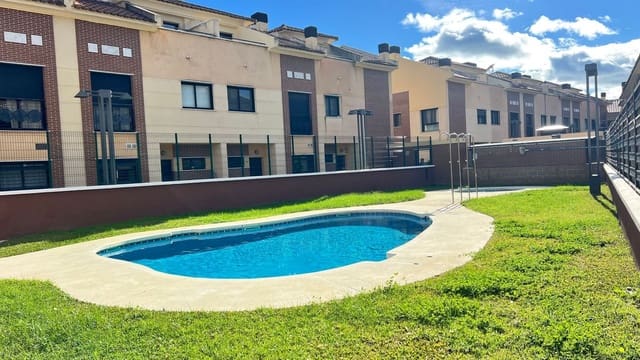 4 soverom Hus til salgs i Las Espeñuelas, Málaga by med svømmebasseng garasje - € 466 000 (Ref: 9600884)