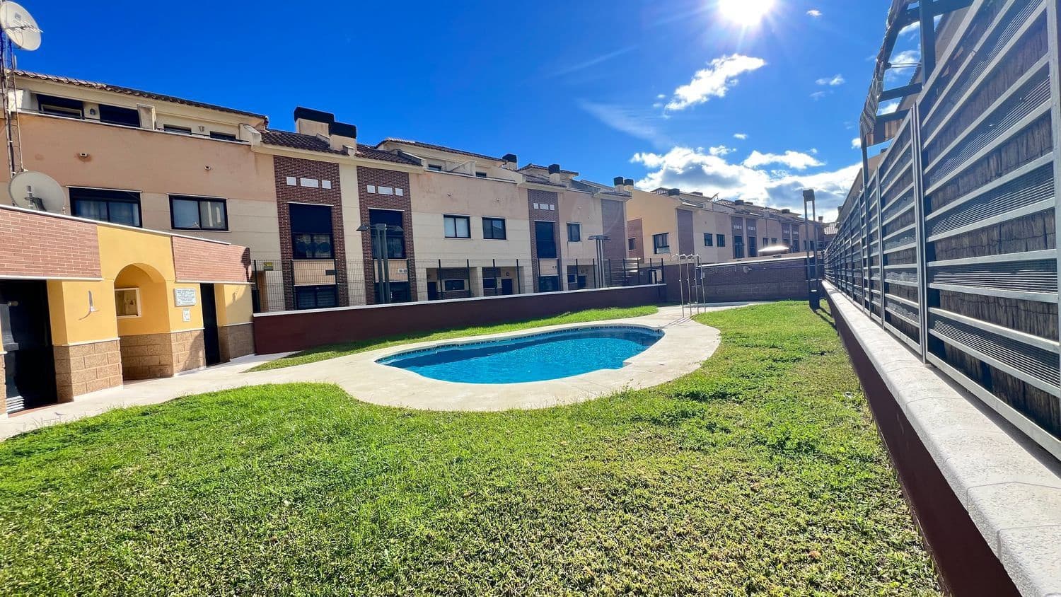 4 soverom Hus til salgs i Malaga by med svømmebasseng garasje - € 466 000 (Ref: 9600884)