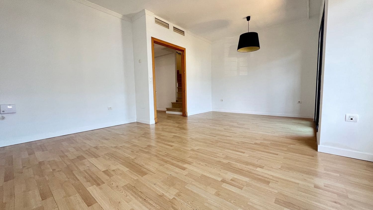 4 bedroom Townhouse for sale in Malaga city with pool garage - € 466,000 (Ref: 9600884)