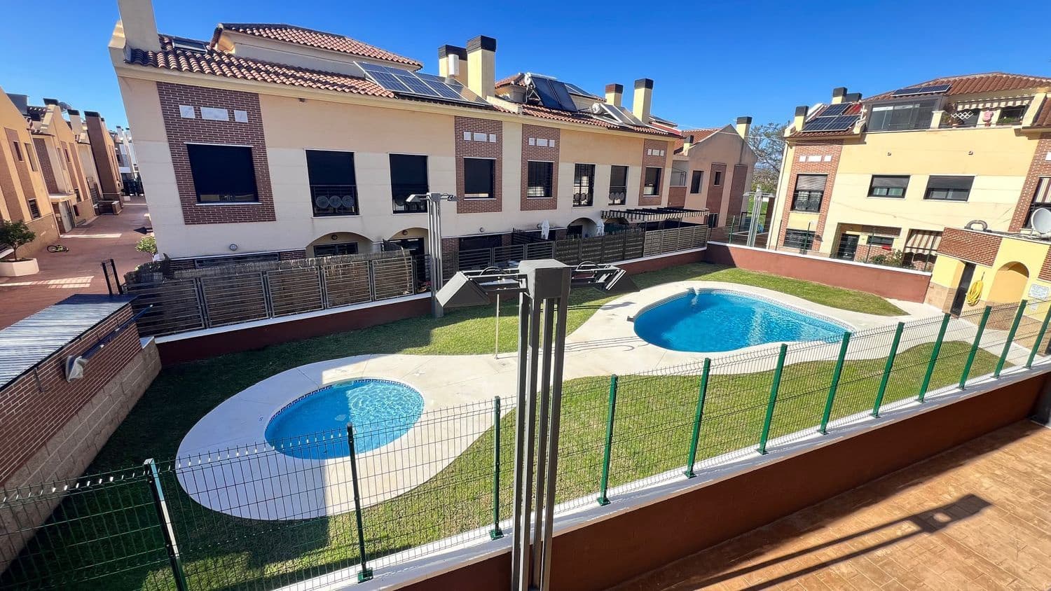 4 bedroom Townhouse for sale in Malaga city with pool garage - € 466,000 (Ref: 9600884)