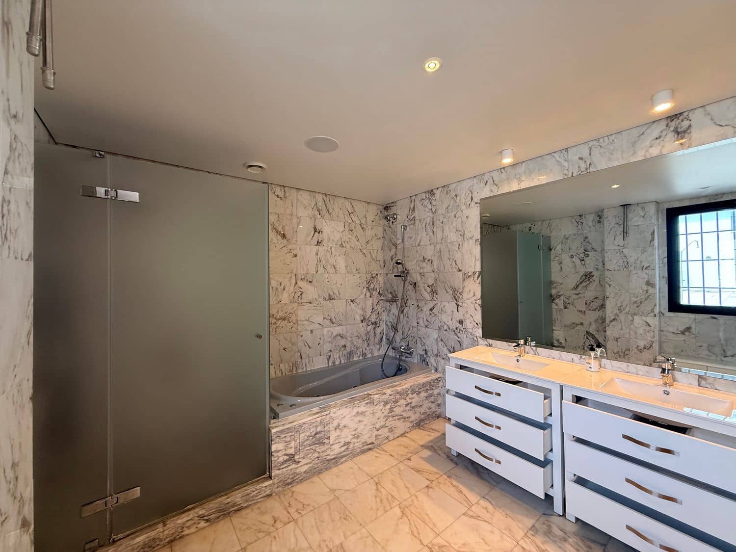 Office for rent in Marbella - € 4,000 (Ref: 9731623)