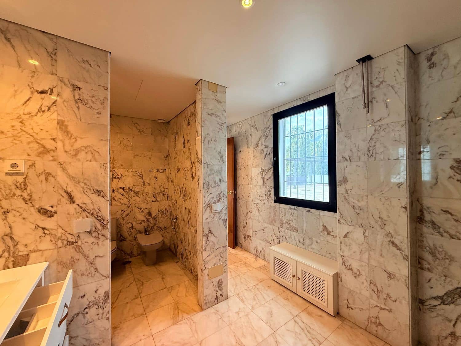 Office for rent in Marbella - € 4,000 (Ref: 9731623)