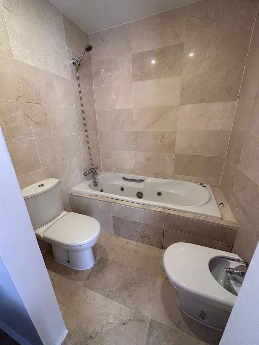 Appartement de 2 chambres à louer à Estepona avec piscine garage - 1 600 € (Ref: 9798581)