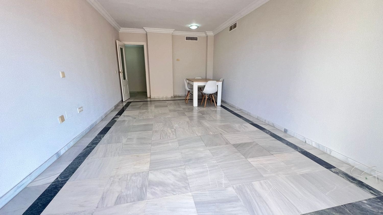 3 sovrum Lägenhet att hyra i Marbella med pool garage - 2 000 € (Ref: 9815661)