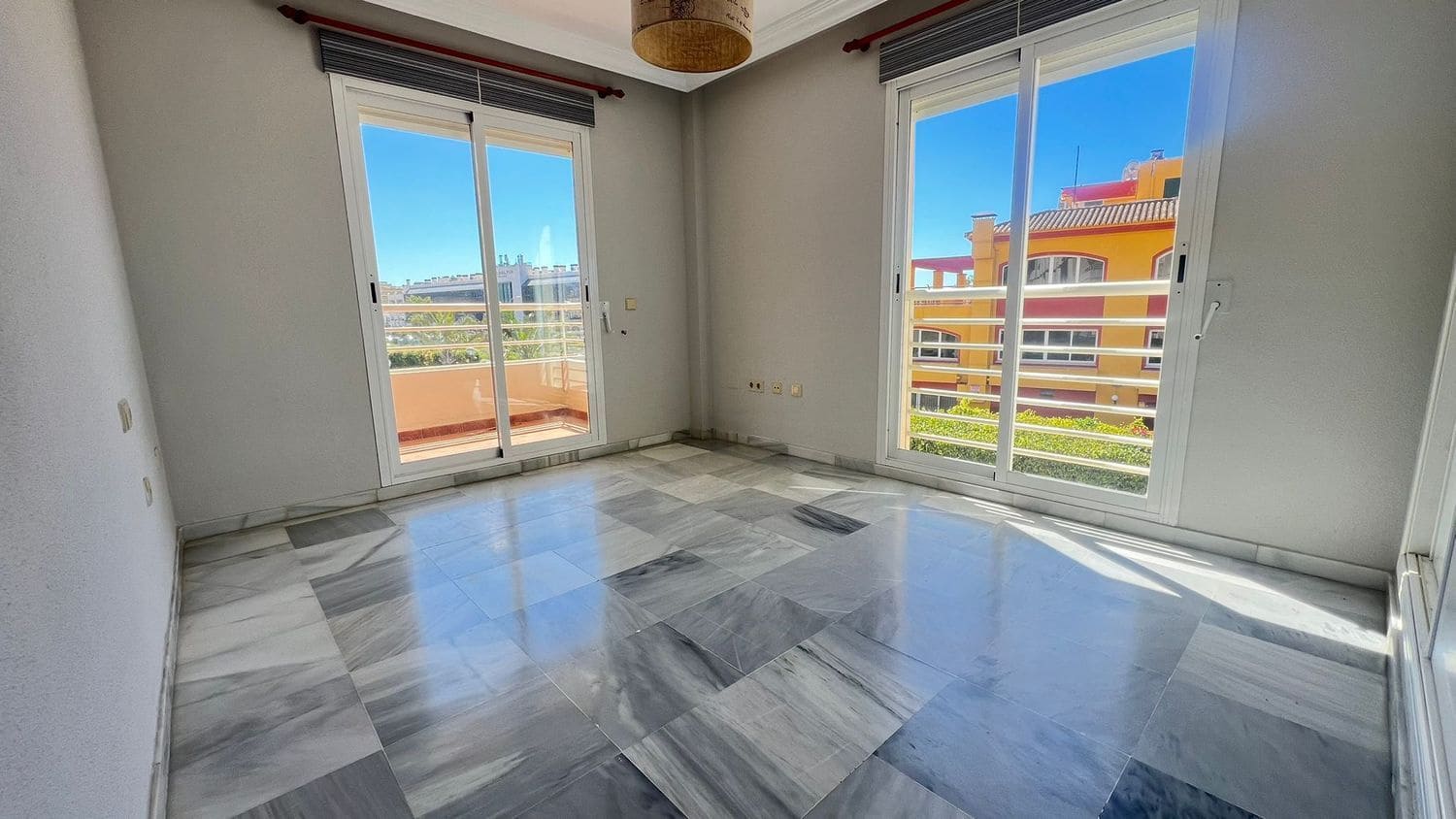 3 sovrum Lägenhet att hyra i Marbella med pool garage - 2 000 € (Ref: 9815661)