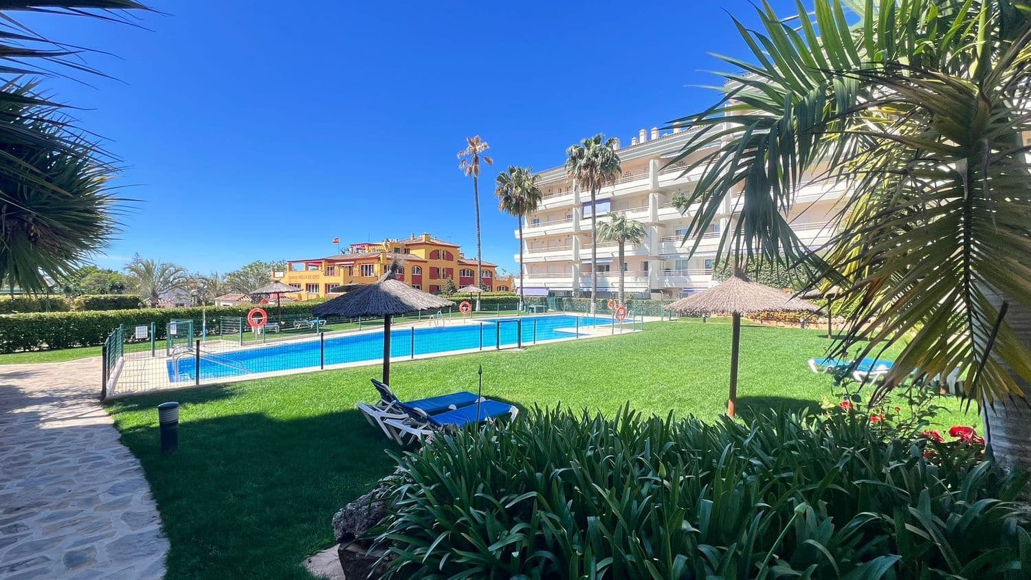 3 sovrum Lägenhet att hyra i Marbella med pool garage - 2 000 € (Ref: 9815661)