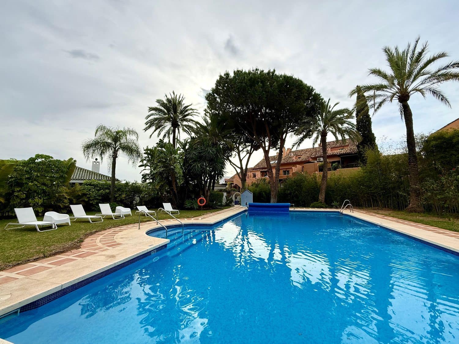 2 soveværelse Byhus til leje i Marbella med swimmingpool garage - € 4.500 (Ref: 9864720)